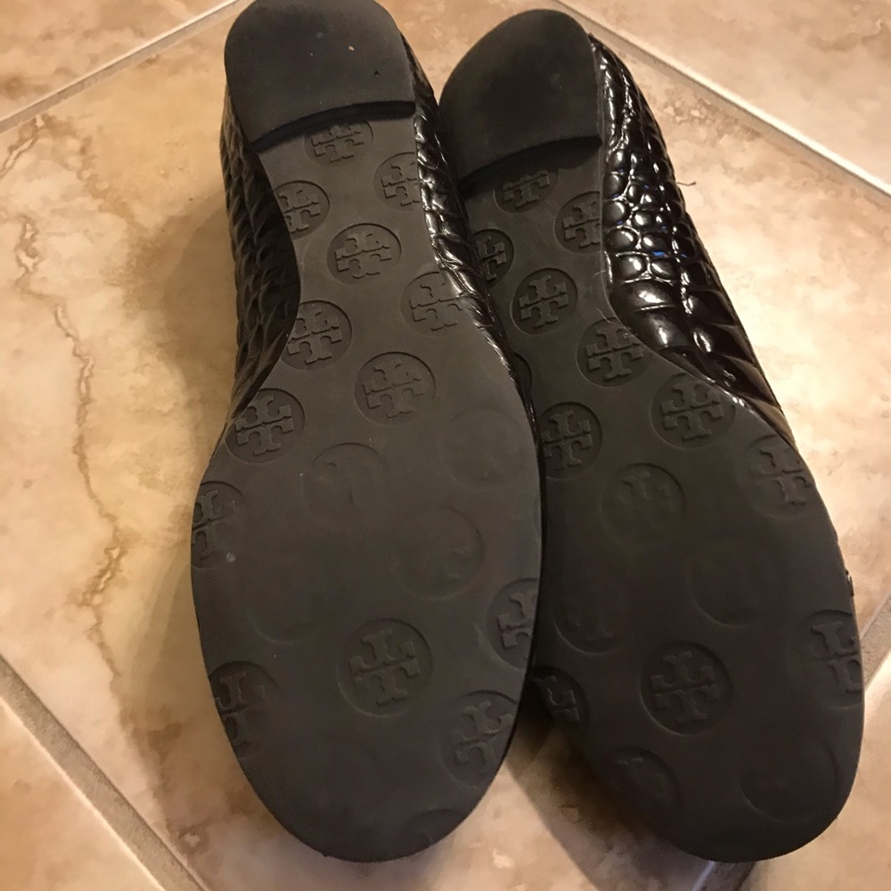 Tory Burch Reva Brown Patent Croc Flats - Picture 2 of 5
